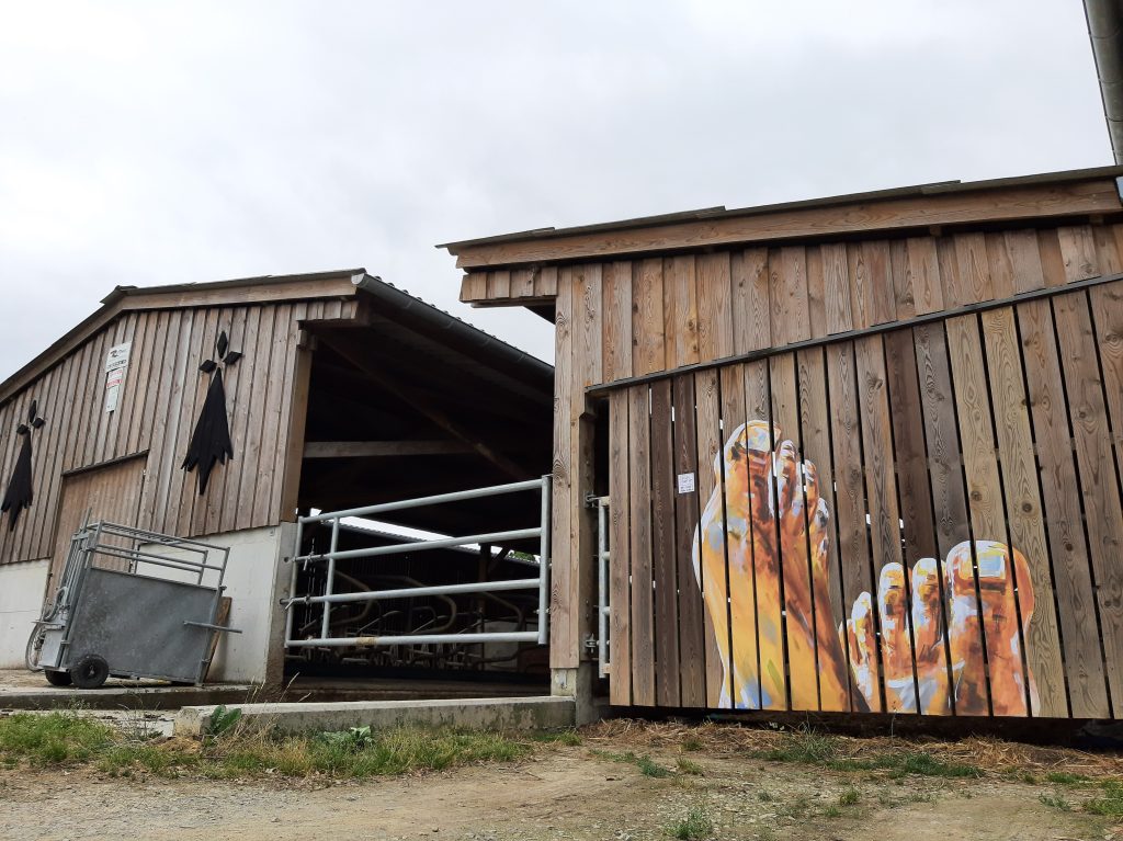 HERB - Collage Fresque Marché à la ferme. Street art Ille et Vilaine Bretagne. Rural street art élevage laitier bio